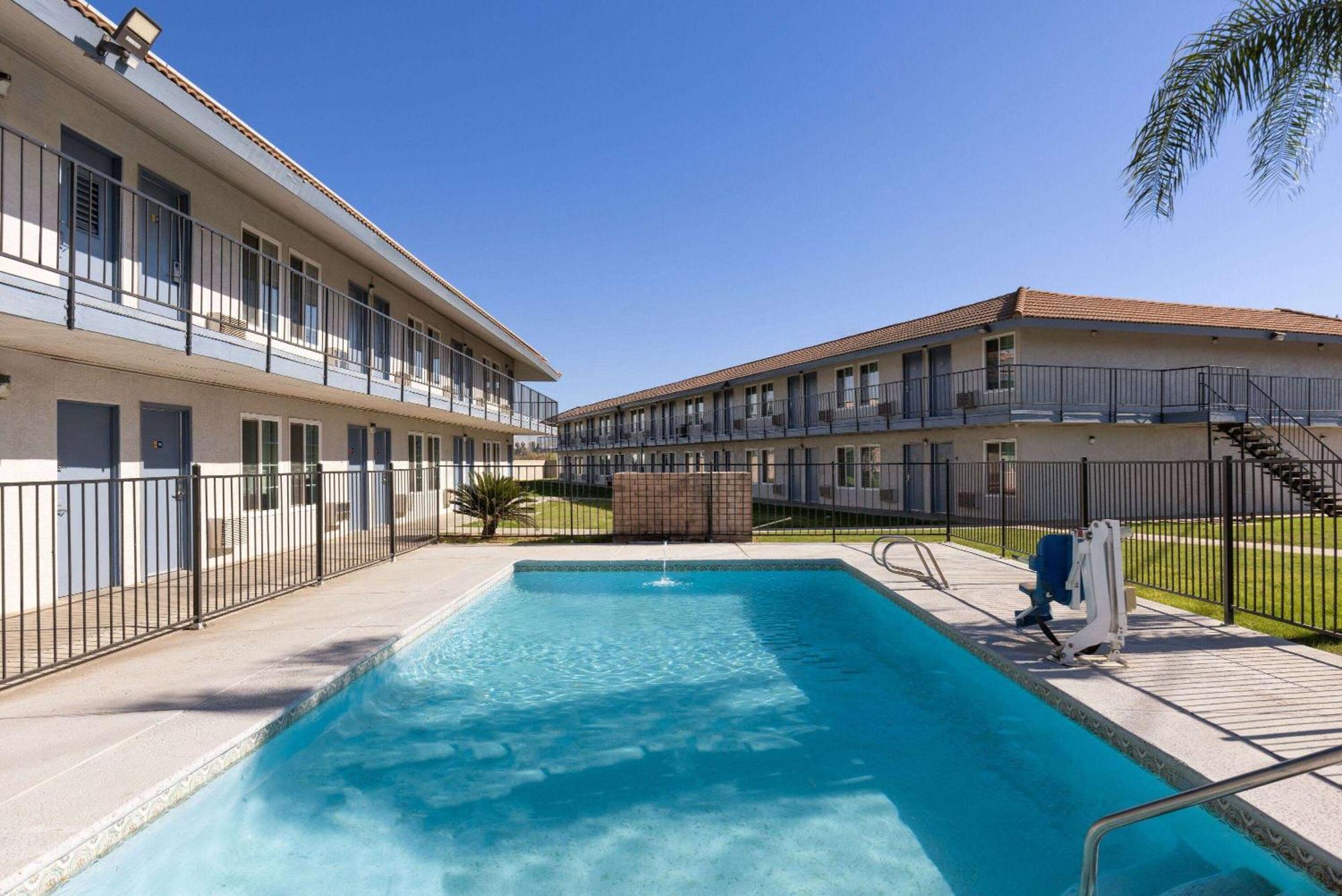 Days-Inn By Wyndham Bakersfield Exterior photo