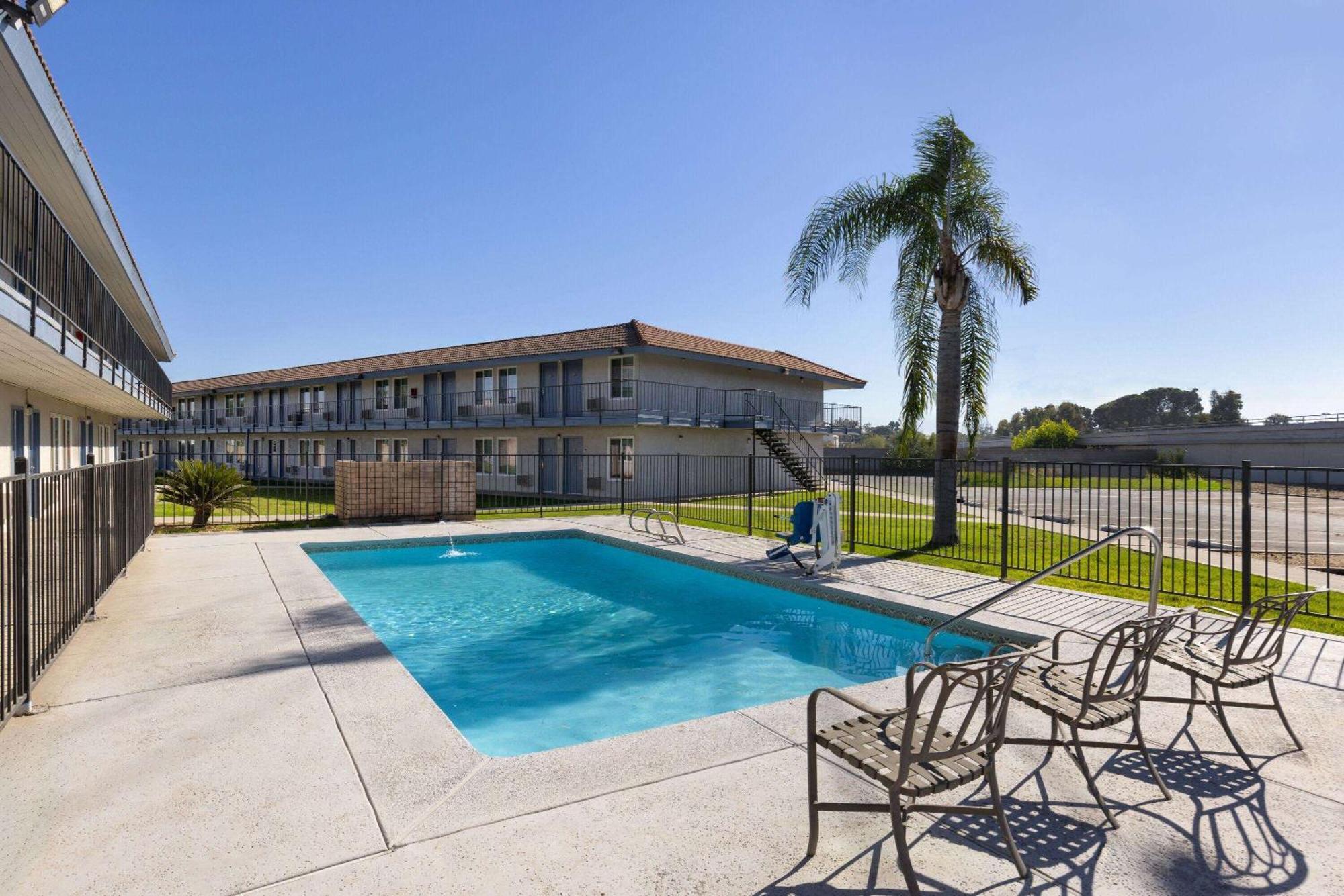 Days-Inn By Wyndham Bakersfield Exterior photo